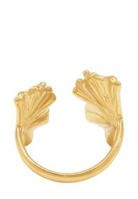 Gouden ring met aan elk uiteinde twee schelpachtige accenten, een gladde textuur, open ontwerp en een gepolijste afwerking.