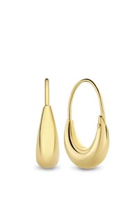 Goldene Creolen mit einer eleganten, polierten Oberfläche. Ein Ohrstecker hat eine glatte, längliche Tropfenform, während der andere eine abgerundete, offene Creole ist.