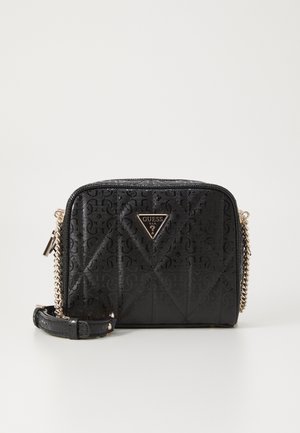 Zwarte quilted handtas met een reliëfpatroon, voorzien van een driehoekig Guess-logo en een kettingband. Gemaakt van gestructureerd synthetisch materiaal.