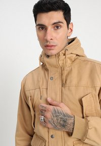 Urban Classics Übergangsjacke - camel