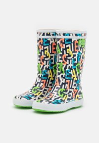 Farverige gummistøvler med en marineblå baggrund og flerfarvede abstrakte bogstaver, hvid kant og en grøn logoaccent på siden.