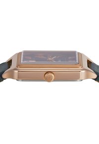 Montre rectangulaire avec un boîtier en métal rose doré, un bracelet en cuir vert et un cadran sombre avec des index et aiguilles dorés.