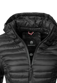 Veste rembourrée noire avec capuche, dotée d'une fermeture éclair, d'une texture matelassée et d'une étiquette intérieure de marque. Comprend des accents de boutons près du col.