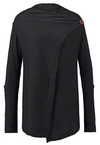 Cardigan asymétrique noir à manches longues avec un panneau avant incurvé, fermé par un petit bouton rouge près de l'épaule et des poignets de manches.