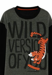 Donkergrijze sweatshirt met zwarte mouwen, voorzien van grote zwarte tekst "WILD VERSION OF YOU" en een oranje cartoon tijger die skateboardt.
