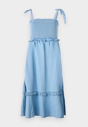 Šviesiai mėlyna be rankovių suknelė su smocked bodice, raukšlėtomis detalėmis ir platėjančia sijonu. Audinys atrodo minkštas su šiek tiek tekstūruotu paviršiumi.