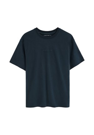 Donker marineblauw T-shirt met korte mouwen en een ronde hals, met de tekst "Polo Club" geborduurd in bijpassende draad op de borst.