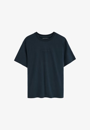 Donker marineblauw T-shirt met korte mouwen en een ronde hals, met de tekst "Polo Club" geborduurd in bijpassende draad op de borst.