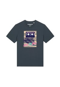 Marineblauwe katoenen t-shirt met een cassettebandje graphic en de tekst "Good Old Mess" in roze en geel, tegen een beige achtergrond.