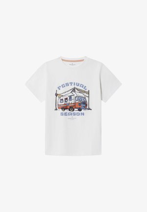 Camiseta blanca de algodón con un gráfico colorido de una furgoneta camper y el texto "TEMPORADA DE FESTIVALES" debajo. Mangas cortas y cuello redondo.