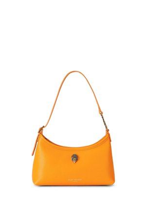 Sac à main en cuir orange vif avec une courte bandoulière, un détail tête de lion en ton or et une fermeture éclair sur le dessus, présenté sur un fond blanc.