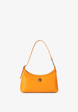 Heldere oranje leren handtas met korte riem, gouden leeuwenkopdetail en ritssluiting aan de bovenkant, weergegeven op een witte achtergrond.