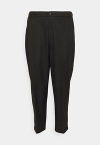 Zwarte op maat gemaakte rechte broek met tailleband, lussen voor een riem en een voorste knoopsluiting op een witte achtergrond.