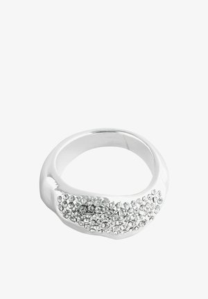 Hõbesõrmus sileda, ümarate servadega, mille ühel küljel on dekoratiivne detailiks väike, sädelevate kristallide klaster.