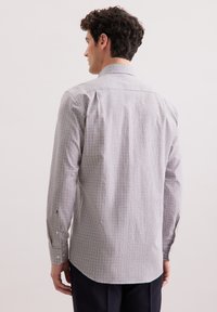 Langarmshirt met een klein ruitpatroon in wit, grijs en blauw. Voorzien van een button-down kraag en standaard manchet. Glad stof.