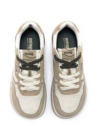 Zapatillas beige y crema con materiales de ante y cuero, puntera redonda, detalles perforados, cordones planos y logotipo grabado en la lengua.