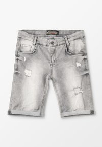 Shorts de mezclilla gris con un diseño desgastado, dobladillos enrollados y áreas desgarbadas. Cuenta con cinco bolsillos y un cierre de botón en la cintura.