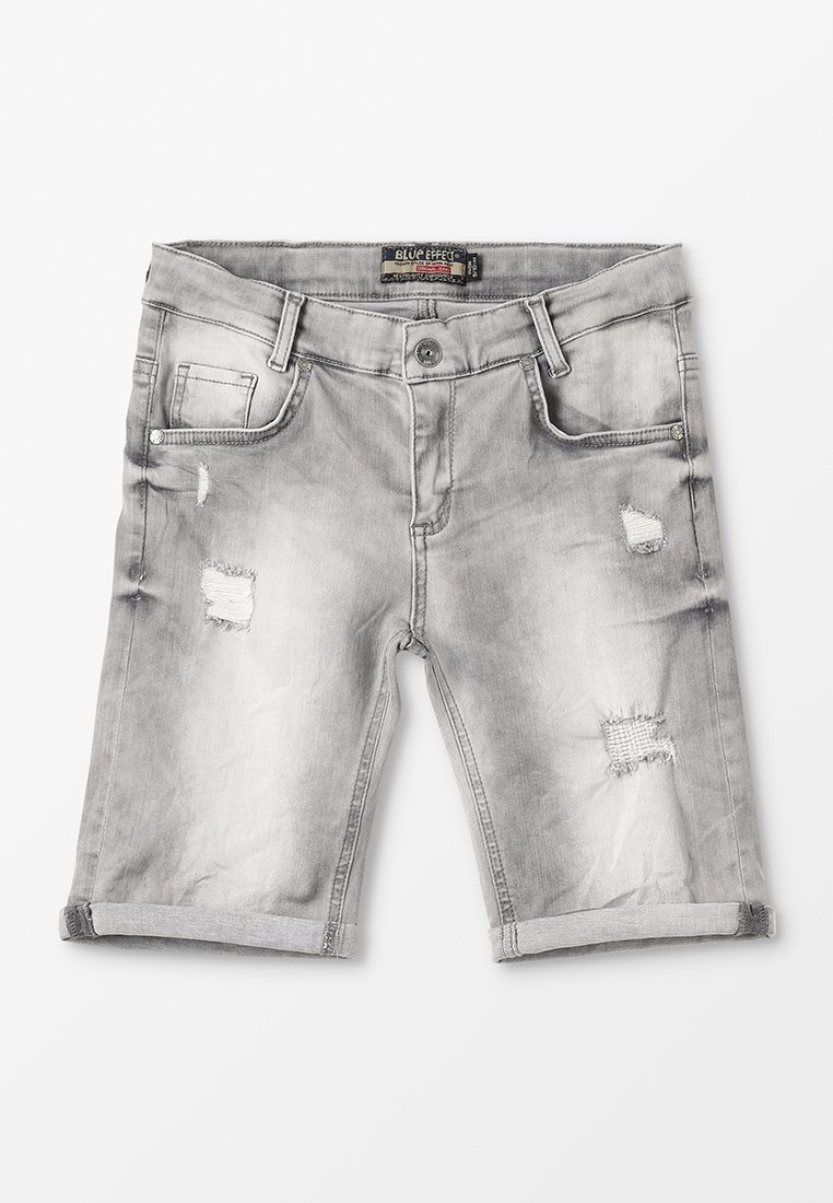 Shorts de mezclilla gris con un diseño desgastado, dobladillos enrollados y áreas desgarbadas. Cuenta con cinco bolsillos y un cierre de botón en la cintura.