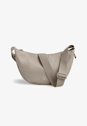 Beige, halbmondförmige Umhängetasche mit verstellbarem, breitem Gurt und "GOT BAG"-Logo in der vorderen Mitte.