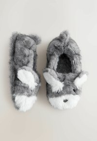 Pantofole grigie e bianche a forma di cane, realizzate in morbido materiale peluche, con bordi arrotondati e accenti a forma di orecchie sui lati.