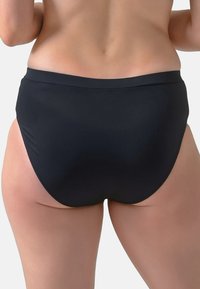 Fekete úszónadrág, magas derekú dizájn, sima textúra és mérsékelt fedettség. Egyszerű stílus, további díszítések vagy minták nélkül.