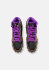 Ett par högskurna sneakers med svarta och bruna paneler, lila snören och inredning, samt en vit sula, visade ovanifrån på vit bakgrund.