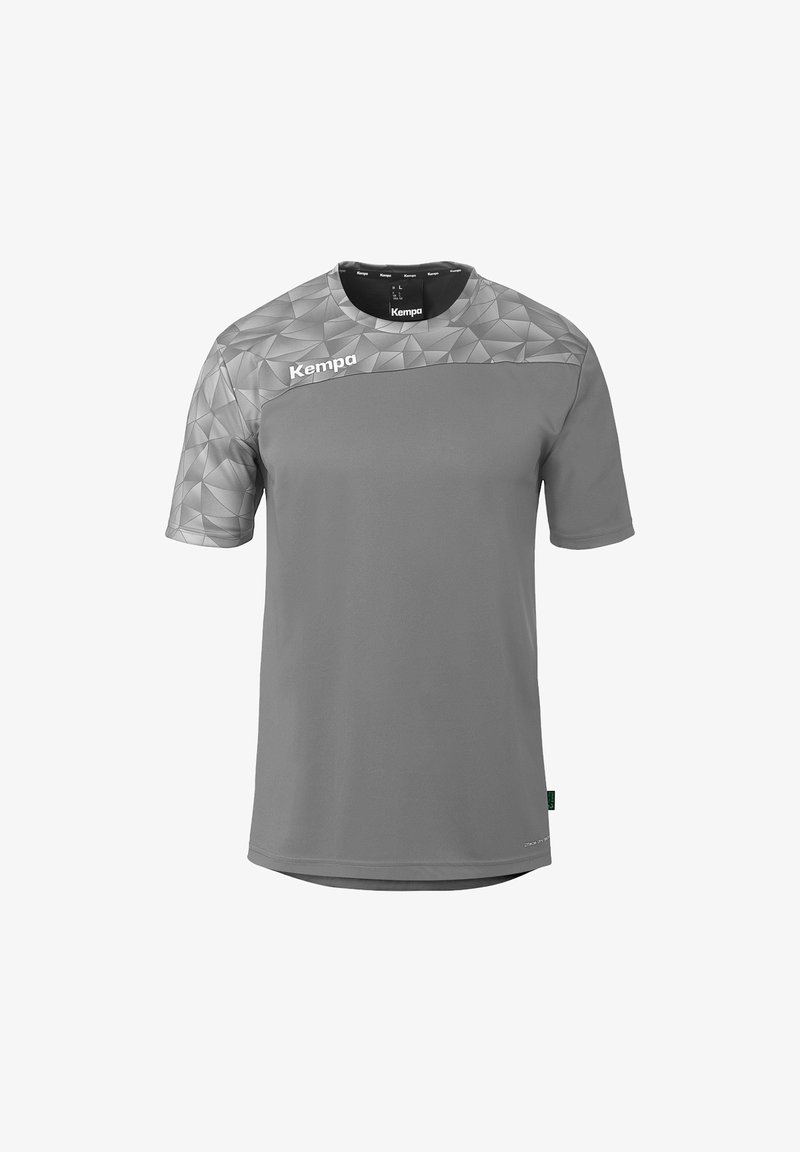 T-shirt de sport gris à manches courtes avec panneau aux épaules et au haut de la poitrine à motif géométrique, logo Kempa sur le côté gauche de la poitrine et le col.