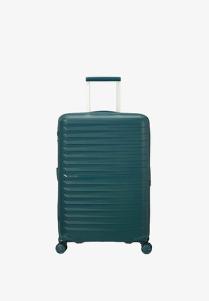 Valigia rigida color verde petrolio scuro con scanalature orizzontali, manico telescopico esteso e quattro ruote girevoli su sfondo bianco.