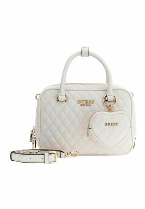 Sac à main matelassé blanc avec ferrures de couleur dorée, une poche zippée en forme de cœur, deux poignées et une bandoulière réglable.