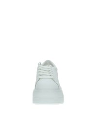 Sneaker bianco con esterno in pelle liscia, punta tonda e suola in gomma bianca rialzata. Presenta un classico design con lacci e cuciture minime.