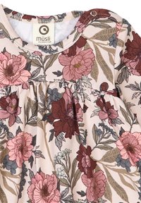 Abito floreale a maniche lunghe in morbido cotone, caratterizzato da una base rosa con fiori rosa scuro, bordeaux e blu, e una cucitura arricciata sotto il petto.
