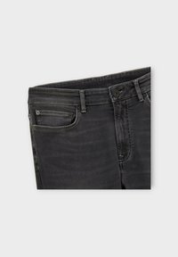 Jean gris foncé avec une texture en denim lisse, dotée d'une fermeture à bouton, d'un style cinq poches et de coutures contrastées le long des seams.