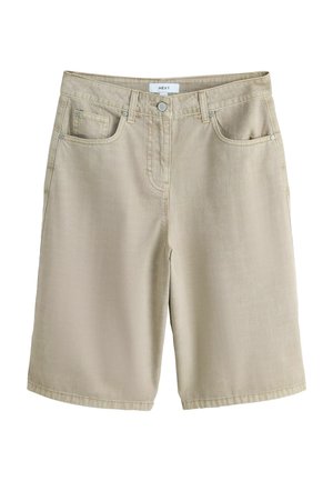 Beige knælange denimshorts med knap foran, bæltestropper og fem lommer, lagt fladt på en hvid baggrund.