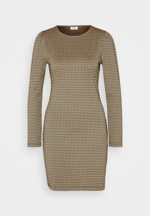 Hosszú ujjú, testhez simuló ruha barna és bézs négyzetmintában. Texturált anyagból készült, kerek nyakkivágással és struktúrált vállakkal.