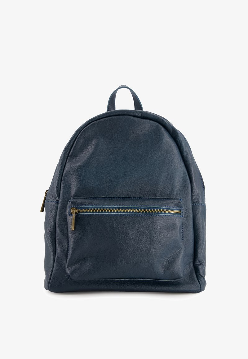 Sac à dos en cuir bleu marine avec une forme arrondie. Il dispose d'une poche zippée à l'avant et d'une poignée sur le dessus. Texture douce avec des détails de couture visibles.