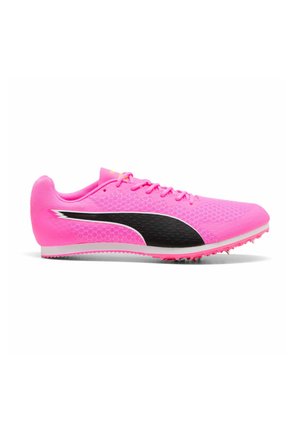 Leuchtend pinker Puma-Spikeschuh mit schwarzem und weißem Logo, Mesh-Obermaterial, Schnürsenkeln und kleinen Metallspikes an der Sohle für besseren Halt.