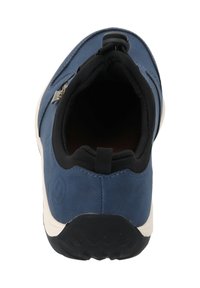 Zapato de ante azul con interior negro, media suela blanca en contraste y suela de goma con un patrón texturizado para mayor agarre. Cierre superior ajustable.