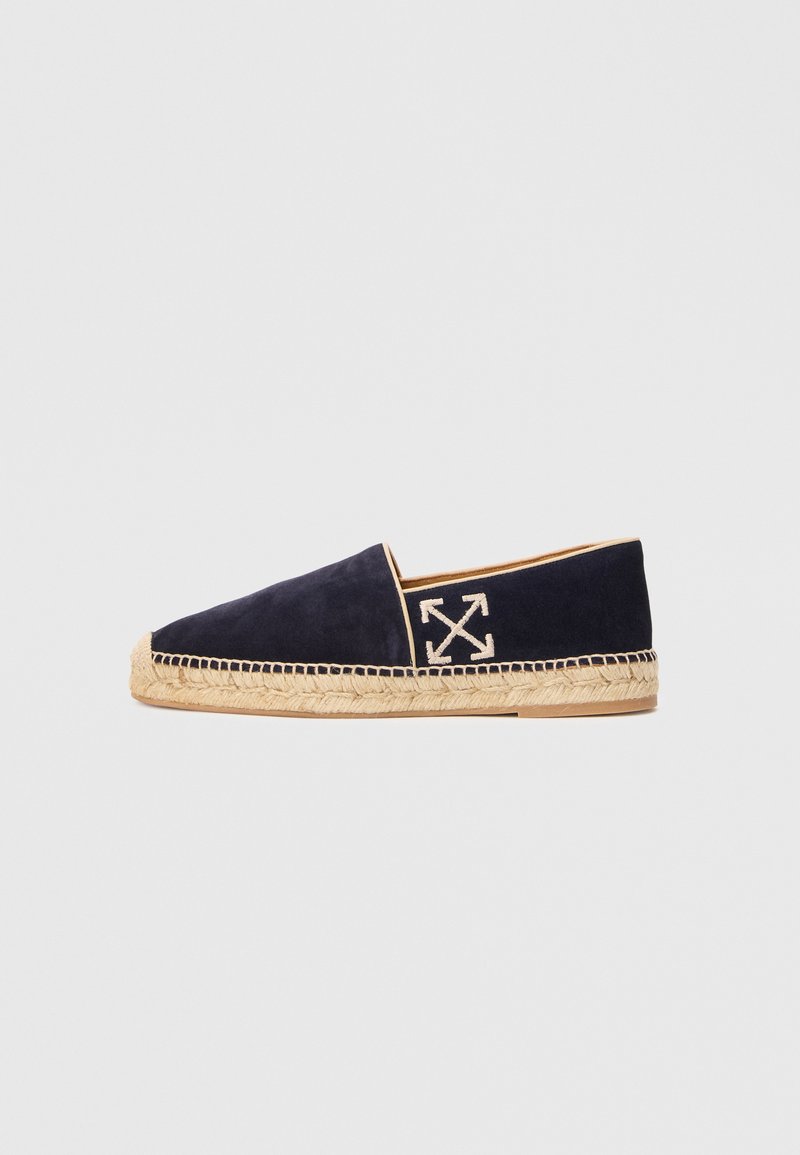 Espadrile din suede bleu marin cu talpă împletită bej și logo-ul cu săgeți încrucișate albe brodat pe lateral.