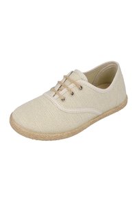 Zapato de lona beige con superficie texturizada, punta redonda y suela de fibra natural. Presenta dos ojales y cierre de cordones para mayor ajustabilidad.