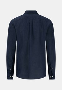 Camicia a maniche lunghe blu navy in lino, con piega centrale sul retro, polsini con bottoni e colletto classico. Texture liscia con un design semplice.