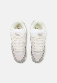 Hvide og grå sneakers med en blanding af læder- og suedematerialer, med runde snørebånd, polstret krave og et logo-tag på tungen.