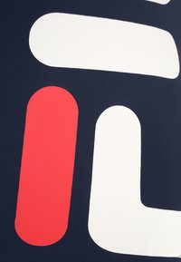 Laivaston sininen kangas suurilla, limittäisillä graafisilla muodoilla: punainen, valkoinen ja vaaleanruskea. Sujuva pinta, rohkea värikontrasti ja pyöristetyt reunat.