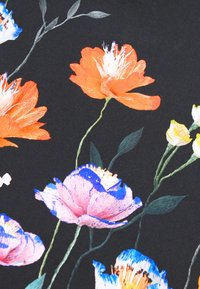 Blomstrete stoff med livlige oransje, rosa og hvite blomster på en svart bakgrunn; inkluderer grønne blader og detaljerte petalstrukturer.