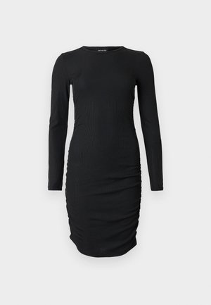 Robe midi noire à manches longues ajustée avec encolure ronde et détails froncés sur les côtés, présentée sur un fond clair uni.