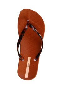 Brune gummirubber flip-flop med struktureret fodseng, tortoiseshell-mønsterstropper og et lille hvidt logoaccent på sålen.