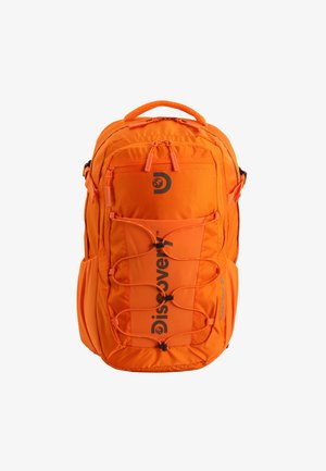 Der orange Rucksack verfügt über ein strukturiertes Design mit Netzfächern, einem vorderen Bungee-Seil und verstellbaren Trägern. Das Logo ist prominently auf der Vorderseite aufgedruckt.