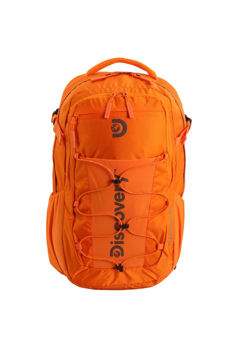 Der orange Rucksack verfügt über ein strukturiertes Design mit Netzfächern, einem vorderen Bungee-Seil und verstellbaren Trägern. Das Logo ist prominently auf der Vorderseite aufgedruckt.