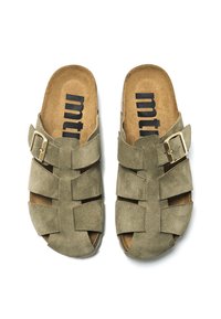 Sandales en suède vert olive avec un design de sangle tissée, agrémentées d'une boucle en métal et d'une semelle intérieure en liège marron texturé marquée "mtu".