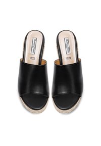 Mule in pelle nera con tacco a cuneo e punta aperta, caratterizzate da una finitura liscia e una suola in stile espadrilles intrecciata per un tocco di texture.