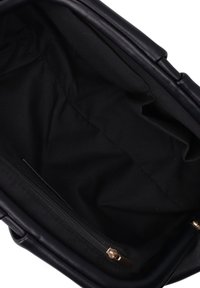 Interno di una borsa a mano in pelle nera con una texture liscia, dotato di una tasca con zip. La fodera è in tessuto scuro, creando un contrasto elegante.